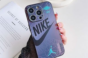 Nike と iPhone ケースの完璧な結合は、間違いなくファッションとテクノロジーの饗宴です。Nike のスポーツスタイルは、その独特なデザインと卓越した品質で、とっくに人々の心に深く浸透しています。そしてこの Nike の要素を融合した iPhone ケースは、ファッションと実用性を完璧に融合させています。それはハイテク素材を採用し、薄くて丈夫で、携帯電話を損傷から守るだけでなく、独特の個性的な魅力も示しています。スポーツジムに行