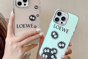 米国のジュンテン（六月節）で発表されたファッション流行ランキングの中で、Loewe ブランドの iPhone スマホケースが人気第一位に輝きました！そのデザインは独特で、品質も抜群で、16/15/14Plus であれ、13 Pro/12 であれ、完璧にマッチし、個人的な趣向を表現できます。Loewe を選ぶことは、ファッションと実用性の完璧な結合を選ぶことで、あなたのスマホに独特の魅力を放ち、ストリートの焦点になります！