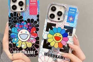 シルバーバレンタイン必見：日本のブランド「ミュウミュウ（Miu Miu）」と「ムラカミサンフラワー（Murakami Sunflower）」は、全機種対応のiPhone用の新しいスマホケースを発売しました。これらのスマホケースはシルバーをテーマにし、デザインが精巧でユニークです。 「ミュウミュウ」のスマホケースは高品質で耐摩耗性、耐落下性の素材を使用し、ファッションとラグジュアリーの要素を融合し、典雅なスタイルを表現しています。「ムラカ
