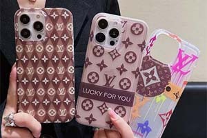 2024 年 9 月、パリでファッション・ストームが巻き起こされます。新しい LV の iPhone16 シリーズスマートフォンケースが衝撃的に登場し、その豪華なデザインと卓越した工芸によって、ファッションの焦点となります。ファッション要素とブランドの魅力を融合し、ユニークな品位を示します。耐摩耗、耐落下、耐衝撃で、スマートフォンに全方位の保護を提供します。早くこのファッションの盛宴を感じて、あなただけのファッションアイテムを手に入れま